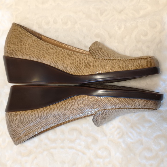 Aerosoles Final Exam Heelrest Tan Snakeskin Loafers 7.5 NWOT - Picture 5 of 11